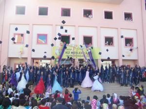KML' DE MEZUNİYET SEVİNCİ