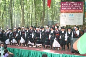 KEMERBURGAZ'DA DÜZENLENEN GELENEKSEL PİKNİK ŞÖLENİ, KUMRULULARI BİR ARAYA GETİRDİ