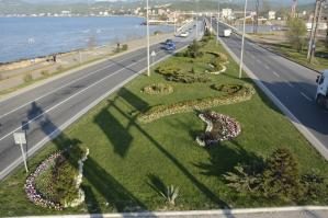 ORTA REFÜJDE DESENLİ ÇİÇEK SÜSLEMESİ GÖZ KAMAŞTIRIYOR
