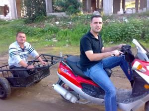 MOTOSİKLETİN ARKASINA TAKTIRDIĞI RÖMÖRKLA PARA KAZANIYOR