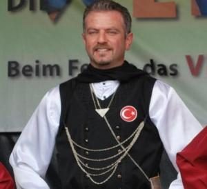 Türk Halk Oyunlarını Almanlara tanıtıyor