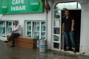 AŞIRI YAĞAN YAĞMURDAN İŞYERLERİ SULAR ALTINDA KALDI