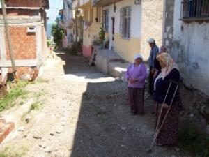 YOL SORUNUNUN ÇÖZÜLMESİNİ BEKLİYORLAR