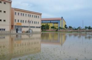 OKULUN BAHÇESİ GÖLE DÖNÜŞTÜ