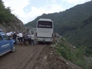 UÇURUMDAN OTOBÜSÜ, HALATLA KURTARDILAR
