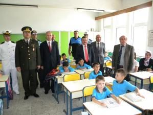 TOPLUM DESTEKLİ POLİS BÜRO AMİRLİĞİ’NDEN ÖĞRENCİLERE HEDİYE