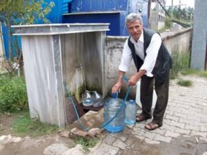 SAZCILAR SUYU ÇEŞMESİ KENDİ KADERİNE TERK EDİLMİŞ DURUMDA