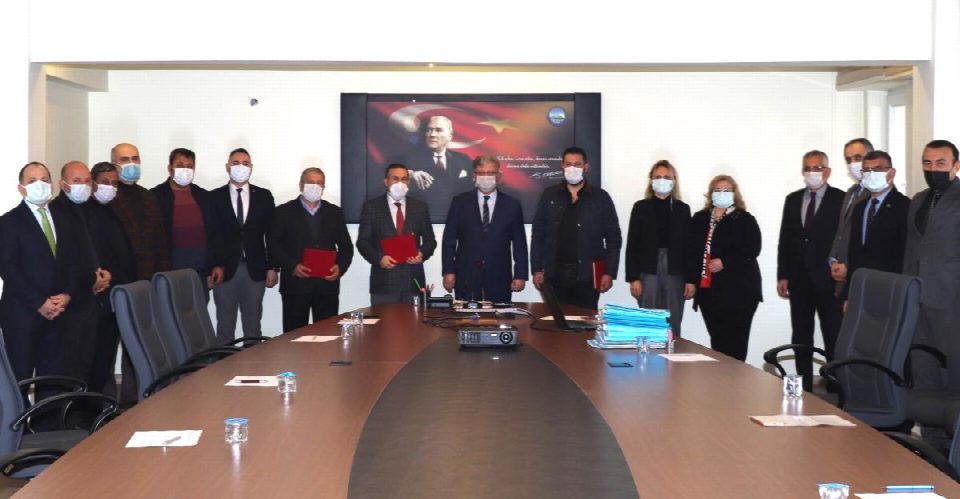 Kaymakam Ömer Lütfi Yaran, SYDV Mütevelli Heyet üyelerine teşekkür plaketi Takdim etti