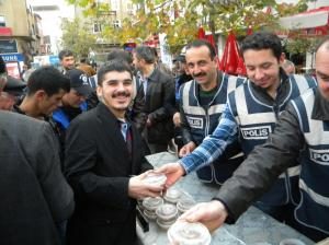 POLİS 1500 VATANDAŞA AŞURE DAĞITTI