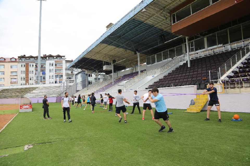 Özel sporcular engellere kulaç atıyor