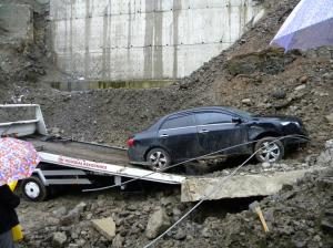 İstinat duvarı çöktü, 4 araç hasar gördü