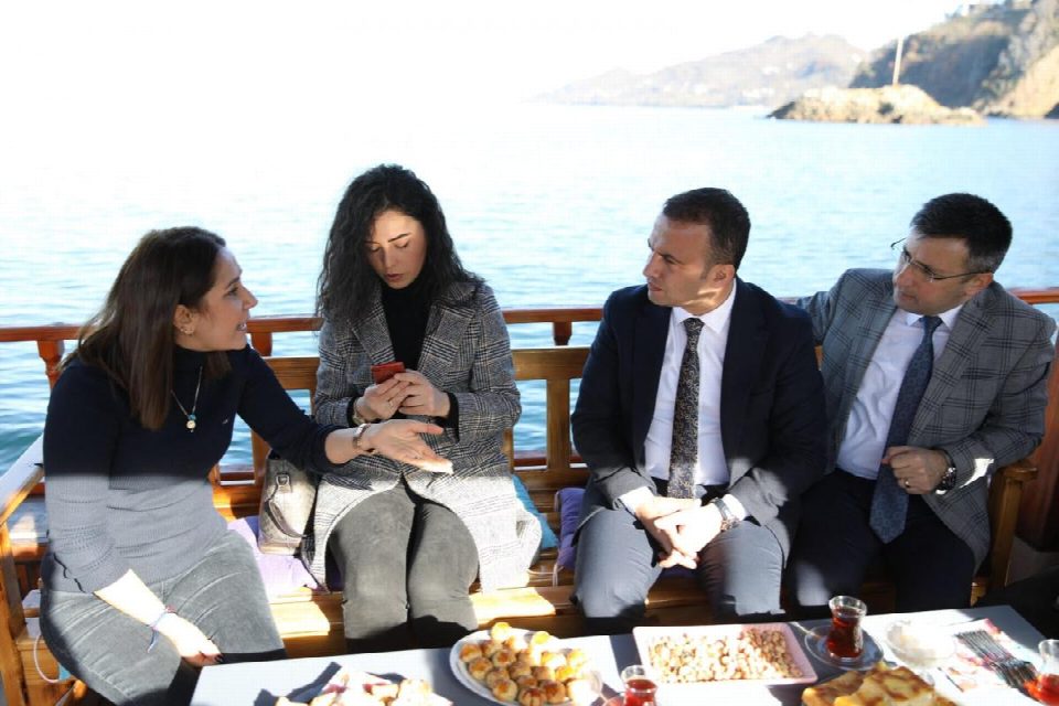 BAŞKAN KİBAR GEZİNTİ TEKNESİNE KONUK OLDU