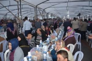 BİNLERCE KİŞİ AYNI ANDA ORUCUNU AÇTI