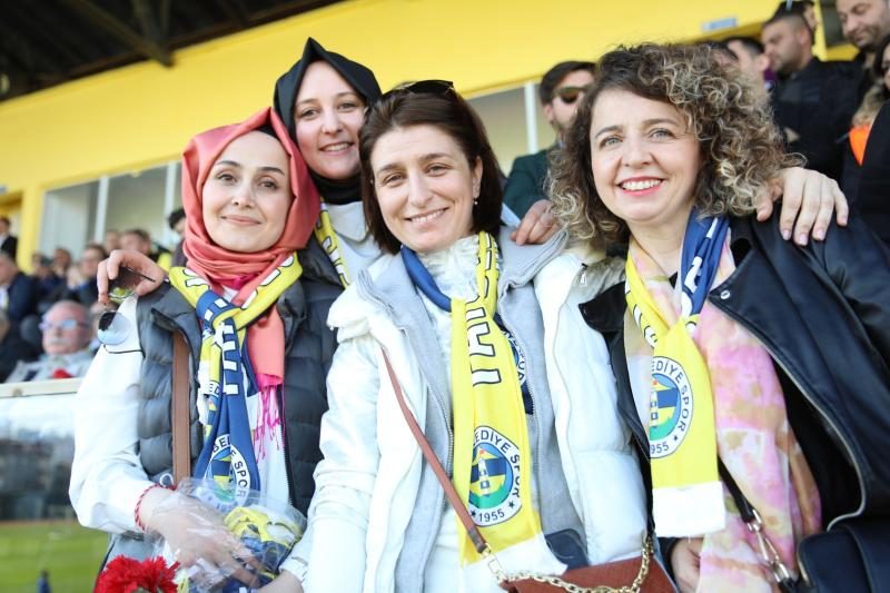 Tribünler kadınlarınlarla güzel