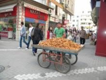 Hem Okuyor Hem Çalışıyor