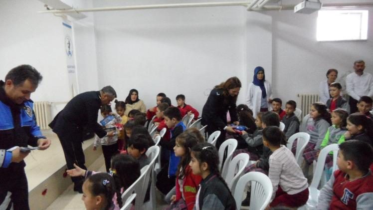 POLİSLER ÖĞRENCİLERLE BİR ARAYA GELDİ