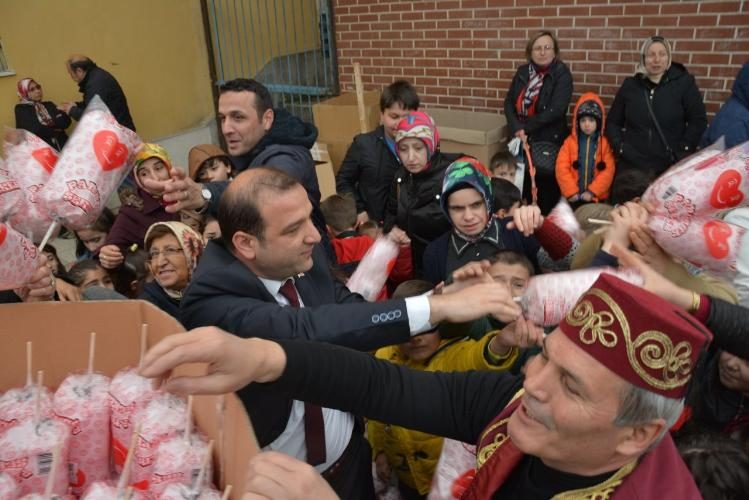 Çocuklara pamuk şekeri dağıtıldı