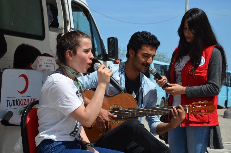 Canlı müzik eşliğinde kan bağışı