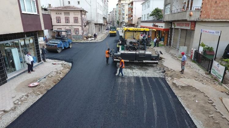 MEVSİM ŞARTLARIMIZ ELVERDİĞİ ÖLÇÜDE DE SICAK ASFALT SERİM ÇALIŞMALARIMIZ TAMAMLANACAKTIR”