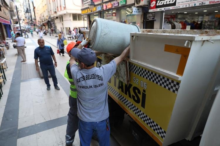 Çöp konteynerleri dezenfekte edilip koku giderici sıkılıyor