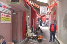 HİSAR SOKAKTA 29 EKİM CUMHURİYET BAYRAMI ÇOŞKUSUNU BAYRAK ASARAK KUTLADI