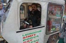 ENGELLİ VATANDAŞ SİMİT SATARAK GEÇİMİNİ SAĞLIYOR