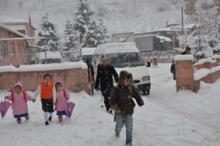 ÖĞRENCİLERDEN KARLI YOLDA TRAFİK UYGULAMASI