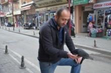 GÜVERCİNİ ELLERİ İLE BESLİYOR